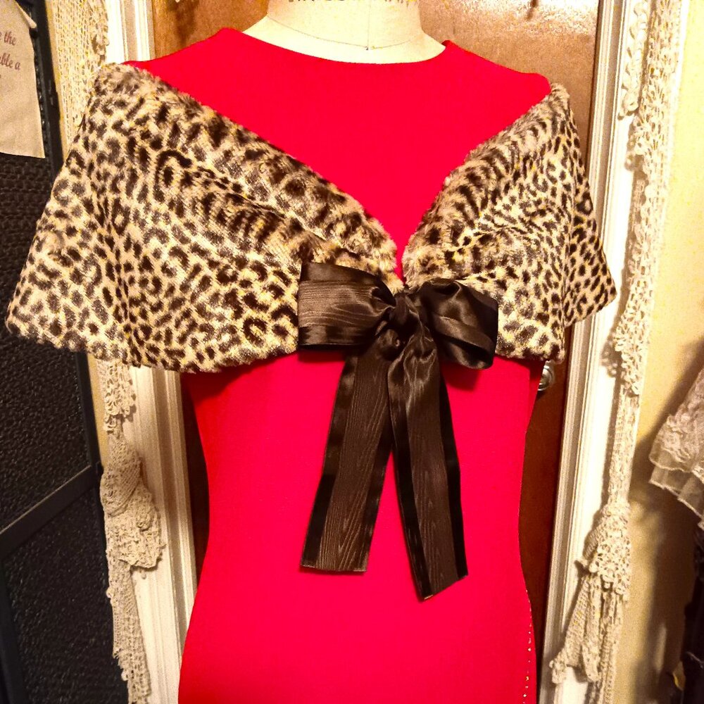 DAINTY FAUX FUR LEOPARD WRAP